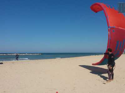 Servono per praticare il kitesurf, uno sport che consiste nel farsi trainare sull�acqua dagli aquiloni (�kite� in inglese) sfruttando la forza del vento